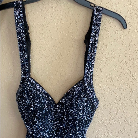 Elegant Prom or Formal Event Dress - Picture 2 of 9